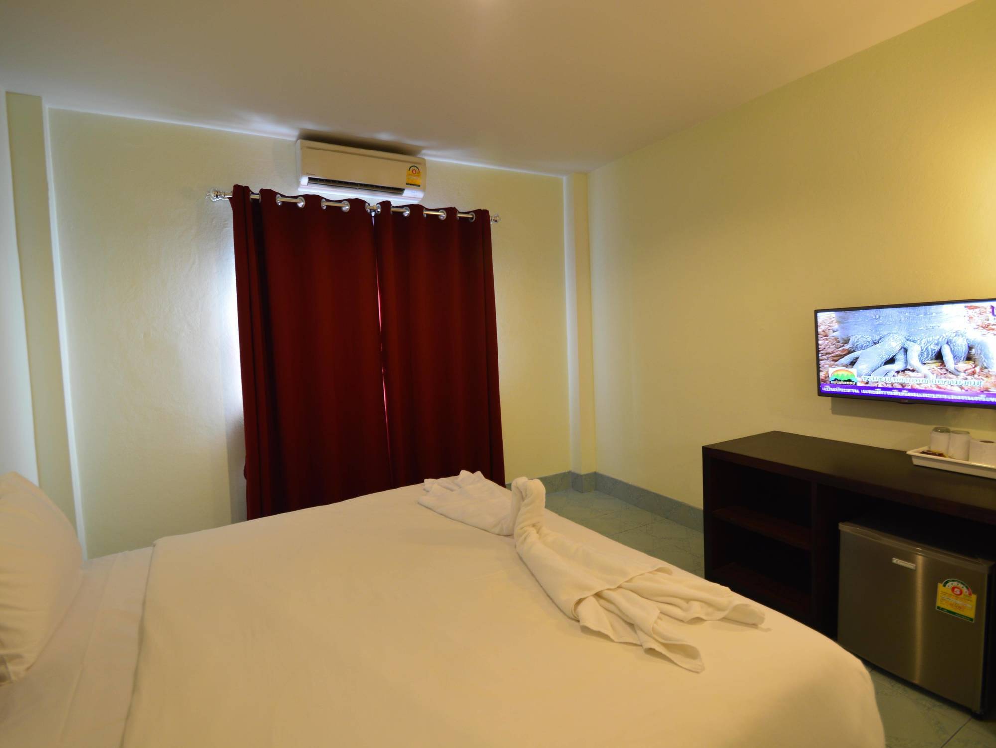 Paripas Express Patong Hotel Екстериор снимка