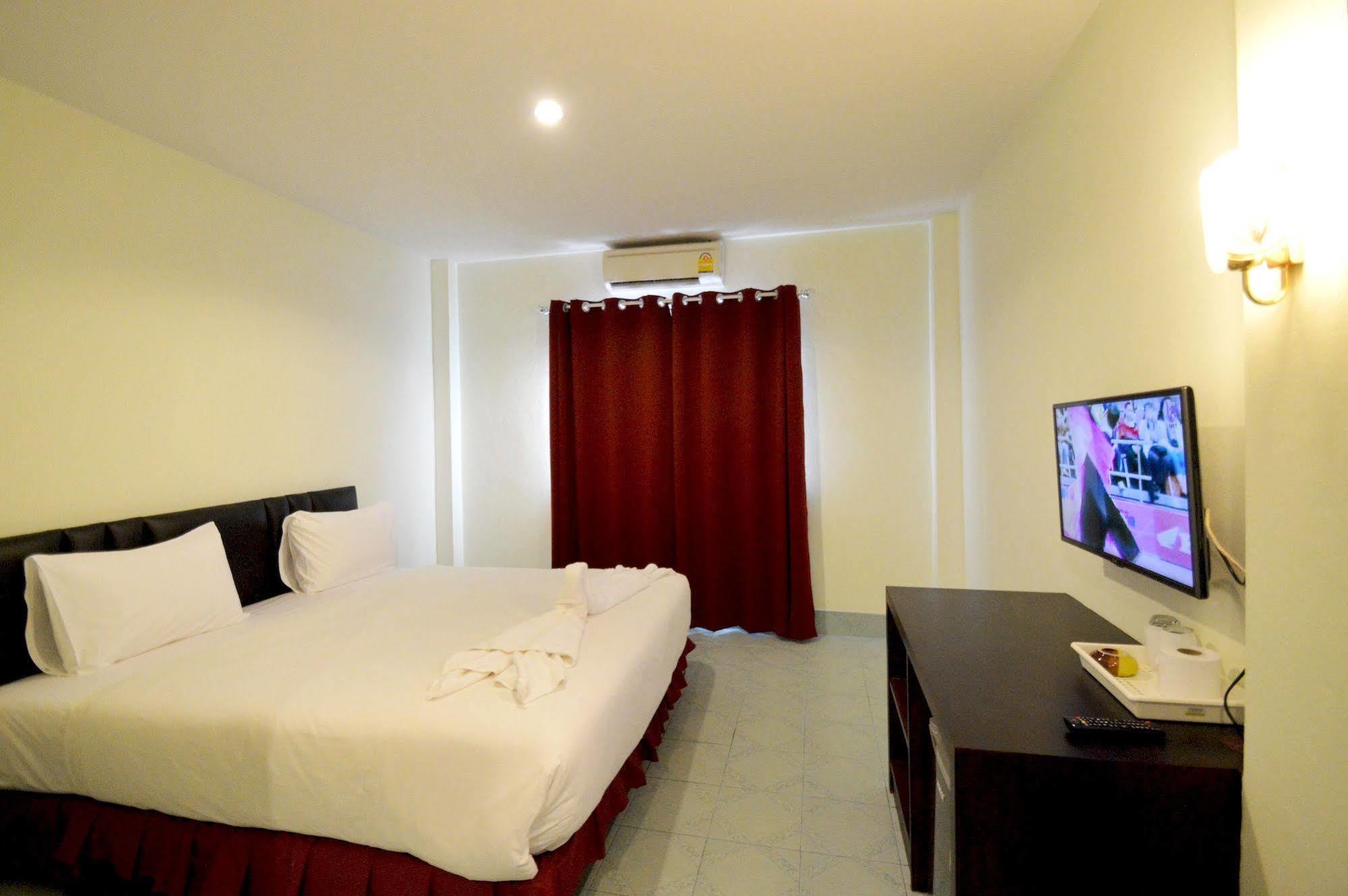 Paripas Express Patong Hotel Екстериор снимка